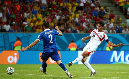 Ruiz (áo trắng) tung cú dứt điểm ghi bàn mở tỷ số cho Costa Rica.